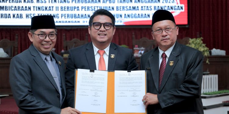 RAPAT PARIPURNA PEMBICARAAN TINGKAT II ATAS RANPERDA TENTANG PERUBAHAN APBD TAHUN ANGGARAN 2023