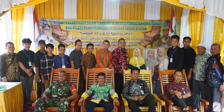 CIPTAKAN SEMANGAT KREATIF PENGRAJIN MEUBEL DENGAN PELATIHAN PEMBUATAN KURSI GANDUL