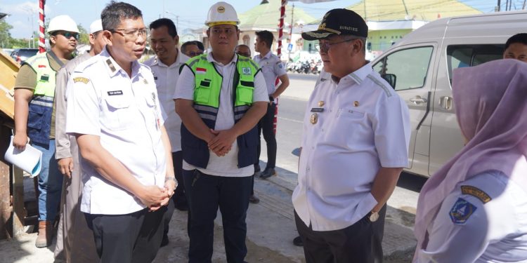 SEBAGAI WUJUD KEPEDULIAN TERHADAP MAHASISWA/I KAB. HSS, BUPATI HSS TINJAU PROGRESS ASRAMA YANG SEDANG DIREHABILITASI