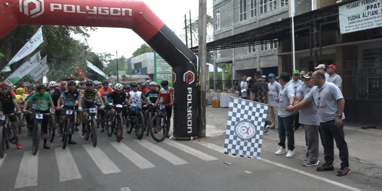 GOWES SEHATI KE-5 YANG DILEPAS LANGSUNG OLEH BUPATI HSS DIBANJIRI RIBUAN PESERTA UMUM DAN PARA ATLET SEPEDA