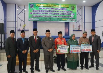 PENYALURAN DANA HIBAH BOSDA LINGKUP KEMENTERIAN AGAMA DAN HIBAH PPG GURU PAI OLEH BUPATI HSS