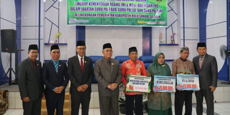 PENYALURAN DANA HIBAH BOSDA LINGKUP KEMENTERIAN AGAMA DAN HIBAH PPG GURU PAI OLEH BUPATI HSS
