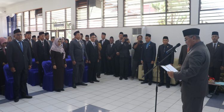 BUPATI HSS PIMPIN PENGAMBILAN SUMPAH DAN PELANTIKAN KEPALA SEKOLAH SERTA PENGAWAS SEKOLAH LINGKUP PEMKAB HSS