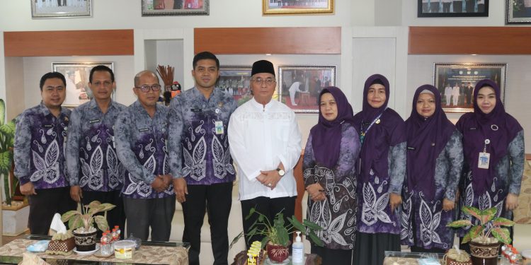 BUPATI TERIMA PENGHARGAAN DARI MUKISI SEBAGAI KEPALA DAERAH YANG KONSISTEN DENGAN PELAYANAN SYARIAH DI RSUD