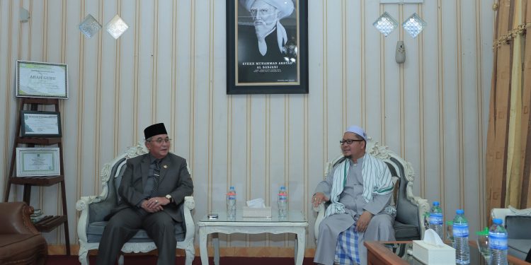 JELANG AKHIR MASA JABATAN, H. ACHMAD FIKRY SILATURAHMI KE PENGASUH PONPES DALPA KANDANGAN ABAH GURU SYAIRAZI