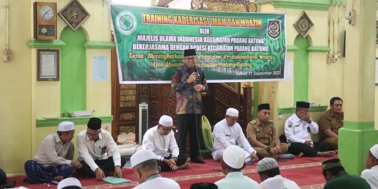 WAKIL BUPATI HSS RESMI MEMBUKA TRAINING KADERISASI IMAM DAN MUAZIN SE KECAMATAN PADANG BATUNG
