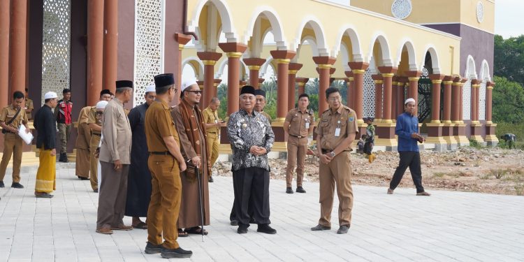 BUPATI HSS TINJAU KAWASAN ISLAMIC CENTER BERSAMA TGH AHMAD SYAIRAZI