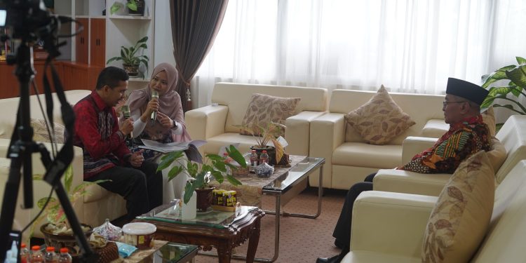 MOMEN SPESIAL, BUPATI HSS MENYAPA DALAM DIALOG INTERAKTIF