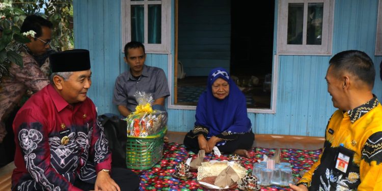 BUPATI HSS SILATURAHMI HANGAT DENGAN LANSIA ASUH NENEK HALIMAH