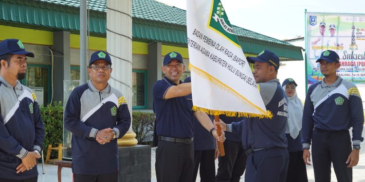 PEMBERANGKATAN KONTINGEN PIALA OLAHRAGA ANTAR APARATUR SIPIL NEGARA (ASN) KANTOR KEMENTERIAN AGAMA KABUPATEN HULU SUNGAI SELATAN