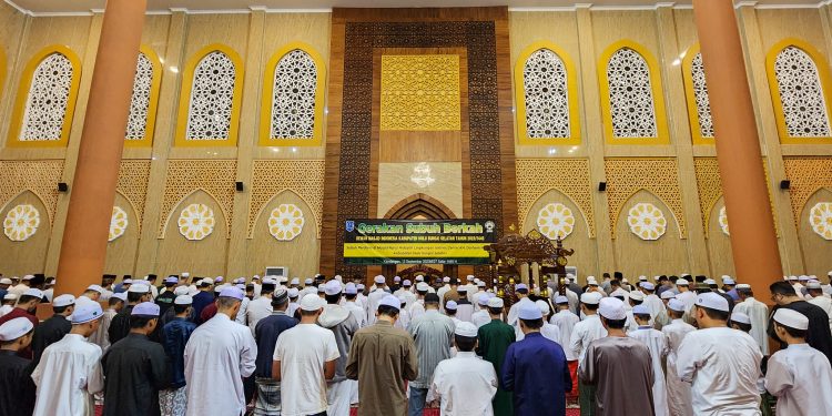 SHOLAT SUBUH PERDANA PEMKAB HSS DI MASJID NURUL HIDAYAH DI LINGKUNGAN ISLAMIC CENTER KH.DARHAM HIDAYAT