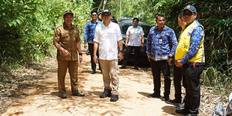 JELANG AKHIRI MASA JABATAN, WAKIL BUPATI HSS MONEV PASTIKAN PELAKSANAAN PEMBANGUNAN INFRASTRUKTUR BERJALAN SESUAI DENGAN RENCANA