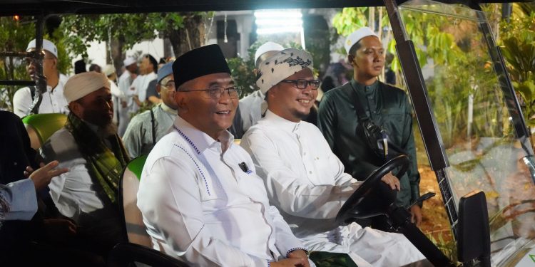RATUSAN SANTRI HANTARKAN BUPATI MENUJU KEDIAMAN PRIBADI