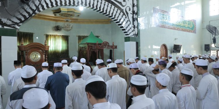 PJ. BUPATI HSS MENJALIN KEDEKATAN DENGAN MASYARAKAT MELALUI SHOLAT JUM’AT BERJAMAAH DI MASJID ARRAUDAH KANDANGAN