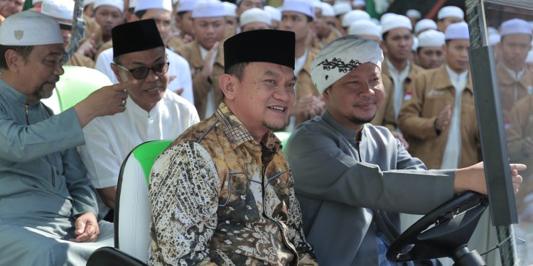 SUASANA HANGAT SAAT PJ. BUPATI JALIN SILATURAHMI DENGAN ABAH GURU H. AHMAD SYAIRAZI