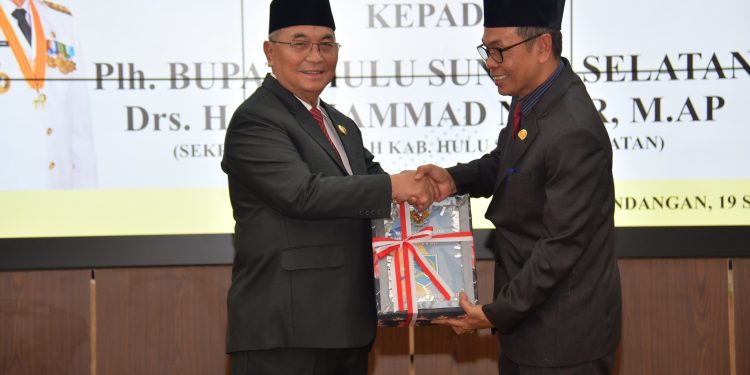 AKHIRI MASA JABATAN SEBAGAI BUPATI H. ACHMAD FIKRY SERAHKAN KOMANDO KEPADA SEKDA SEBAGAI PLH. BUPATI HSS