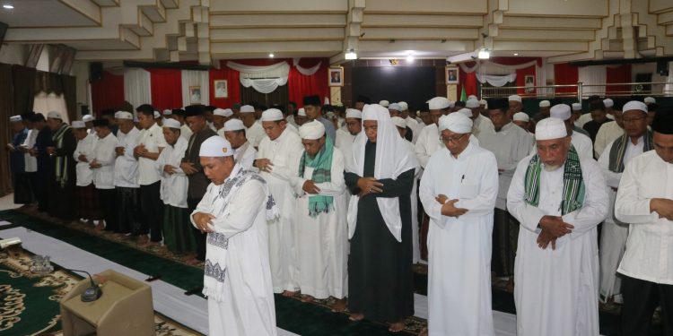 MALAM RAMAH TAMAH PJ. BUPATI HSS DIISI DENGAN SHALAT HAJAT DAN RAMAH TAMAH BERSAMA PARA ULAMA