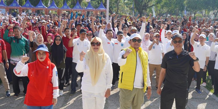 SUASANA SEMANGAT KEBERSAMAAN ANTAR ASN BERSAMA PJ. BUPATI PADA SENAM GABUNGAN LINGKUP PEMKAB HSS