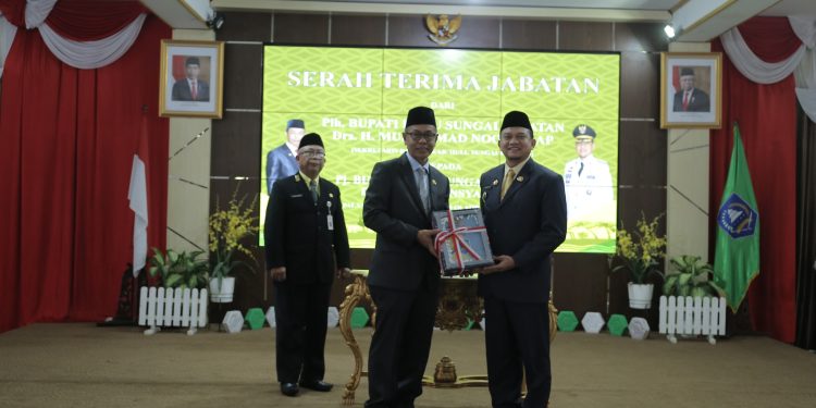 SERAH TERIMA JABATAN PLH BUPATI KEPADA PJ BUPATI HSS