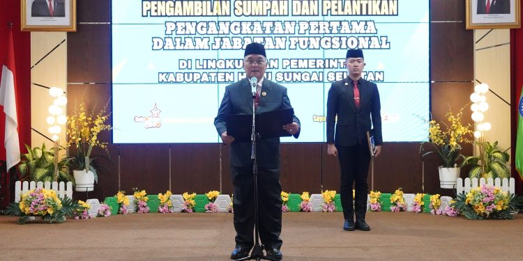 LAKSANAKAN KEWAJIBAN, BUPATI HSS LANTIK DAN AMBIL SUMPAH JABATAN STRUKTURAL DAN FUNGSIONAL DI LINGKUNGAN PEMERINTAH KABUPATEN HSS
