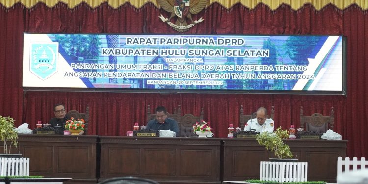PLH BUPATI HSS DENGARKAN PANDANGAN UMUM FRAKSI – FRAKSI TERHADAP RAPBD KABUPATEN HULU SUNGAI SELATAN TAHUN ANGGARAN 2024.