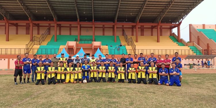 KESERUAN TENDANGAN PERTAMA: PJ. BUPATI HSS HERMANSYAH BUKA PERTANDINGAN PERSAHABATAN SEPAKBOLA DENGAN SEMANGAT