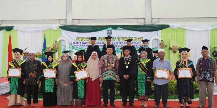 HADIRI WISUDA, PJ. BUPATI HSS HARAP STAI DARUL ULUM KANDANGAN DAPAT TERUS MAJU DAN BERKEMBANG