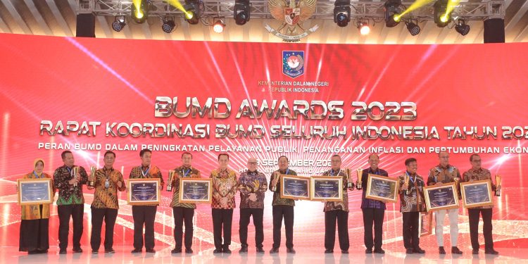 KONTRIBUSI DALAM PENANGANAN INFLASI, PT TIRTA AMANDIT (PERSERODA) RAIH PERINGKAT I PENGHARGAAN BUMD AWARDS