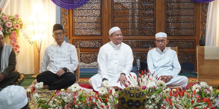 HADIRI SAFARI MAULID NABI MUHAMMAD, PJ. BUPATI HSS PIMPIN KUMANDANG SHOLAWAT