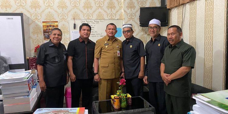 PJ. BUPATI KUNJUNGI RUANGAN FRAKSI-FRAKSI DPRD HSS SEKALIGUS BERSILATURAHMI