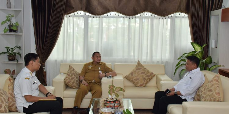 PJ BUPATI TERIMA TAMU DARI KEPALA BPN KAB HSS