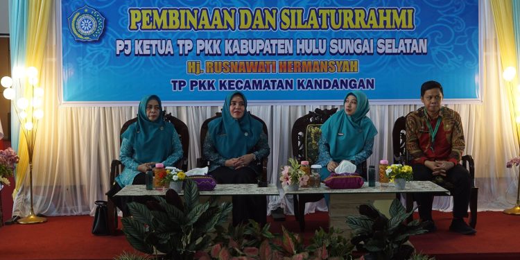 JALIN SILATURAHMI, TP PKK KAB. HSS LAKUKAN PEMBINAAN KEPADA TP PKK KEC. KANDANGAN