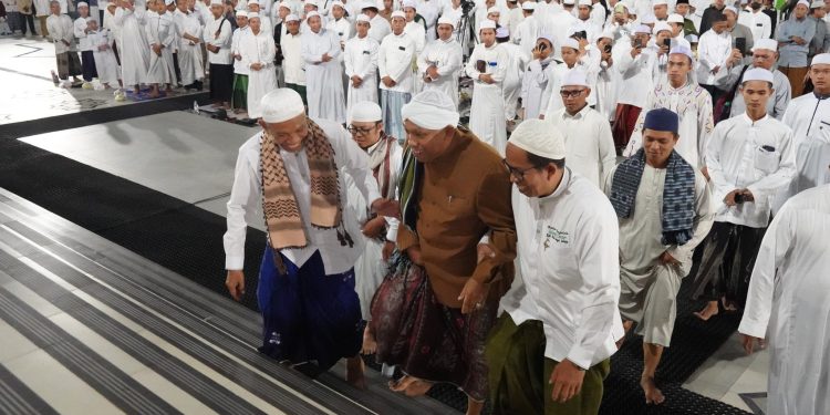 PERINGATI MAULID NABI MUHAMMAD SAW PELATARAN MASJID NURUL HIDAYAH ISLAMIC CENTER KH. DARHAM HIDAYAT KABUPATEN HULU SUNGAI SELATAN DI PADATI RATUSAN JAMA’AH