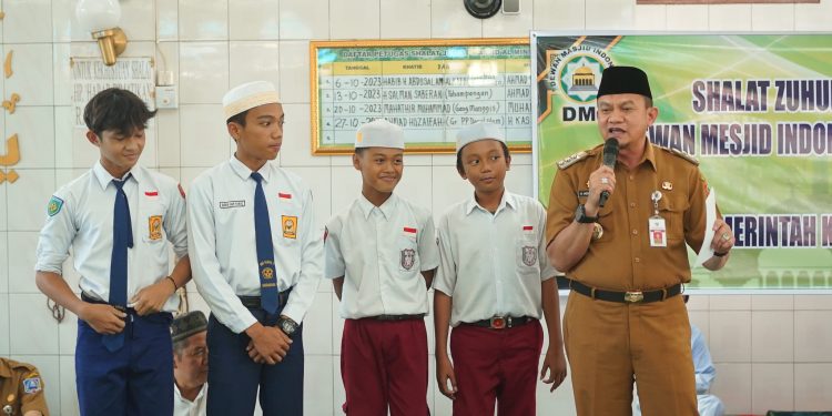PJ BUPATI HSS HADIRI TAUSYIAH DAN SHOLAT DZUHUR BERJAMAAH : MEMBENTUK KARAKTER GENERASI MUDA KABUPATEN HSS