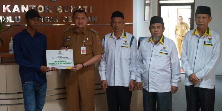 BUKTI PERHATIAN DAN KESERIUSAN TERHADAP KESEJAHTERAAN MASYARAKAT, PJ BUPATI HSS DAN BAZNAS HSS SERAHKAN BANTUAN RUMAH LAYAK HUNI.