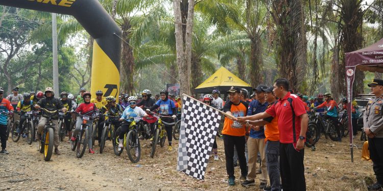 RATUSAN PESERTA DARI BERBAGAI KAB/KOTA IKUTI SEPEDA GUNUNG DENGKUL SEHAT 2023