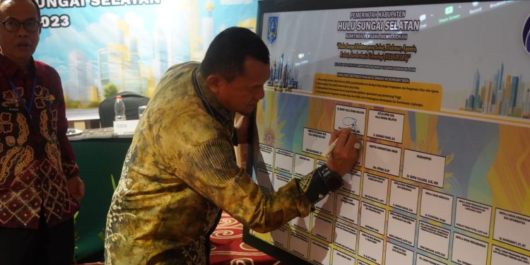 PJ BUPATI HSS LAKUKAN PENANDATANGANAN IMPLEMENTASI MASTERPLAN SMARTCITY BERSAMA SELURUH KEPALA PERANGKAT DAERAH KAB. HSS