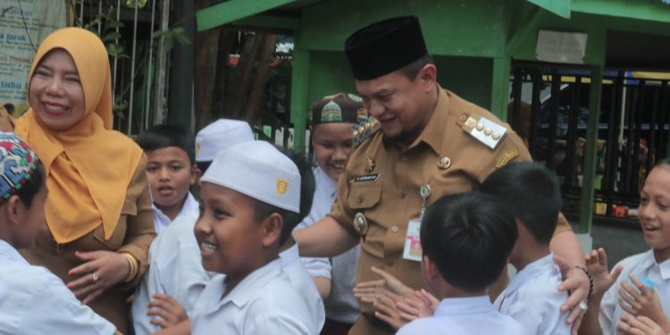 PJ BUPATI HSS DRS. H. HERMANSYAH, MM, MENGINSPIRASI SISWA SDN TAMBAK BITIN 3: MENDORONG PRESTASI DAN PENINGKATAN PENDIDIKAN MELALUI KUNJUNGAN INTERAKTIF