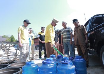 PJ. BUPATI HSS TURUN LANGSUNG DISTRIBUSIKAN AIR BERSIH KE WARGA MEMBUTUHKAN