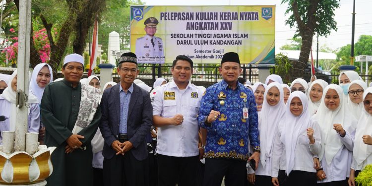 LEPAS PESERTA KKN STAI DARUL ULUM KANDANGAN, PJ. BUPATI HSS BERPESAN JAGA NAMA BAIK LEMBAGA DAN MENGHORMATI NORMA YANG BERLAKU