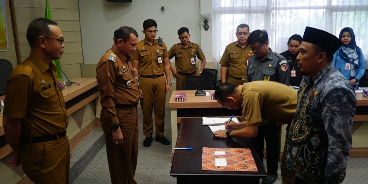 PJ BUPATI HSS SAKSIKAN PENANDATANGANAN NOTA PERJANJIAN HIBAH DAERAH ANTARA PEMERINTAH DAERAH, KPU, DAN BAWASLU: LANGKAH PENTING MENUJU PEMILU YANG TRANSPARAN