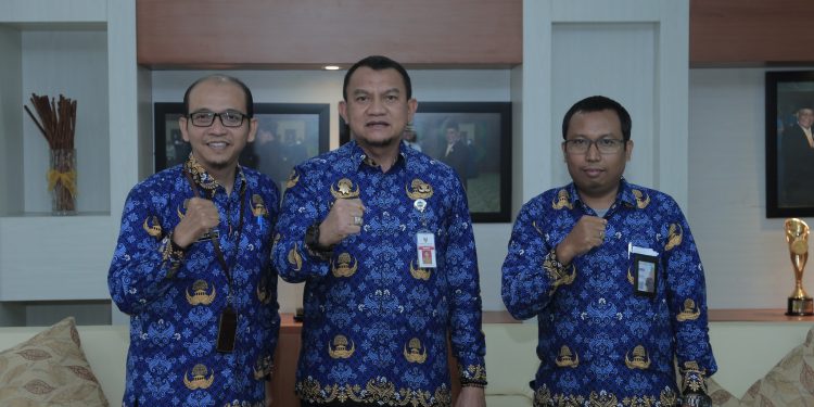 PJ BUPATI TERIMA KUNJUNGAN KEPALA BPS SAMPAIKAN DATA KEMISKINAN HSS TURUN DARI 4,54% MENJADI 4,01%