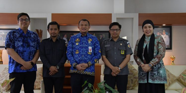 BERTEMPAT DI RUANG KERJANYA, PJ. BUPATI HULU SUNGAI SELATAN, DRS. H. HERMANSYAH, MM., MENERIMA KUNJUNGAN BAWASLU KABUPATEN HULU SUNGAI SELATAN PADA SELASA, 17/10/2023.