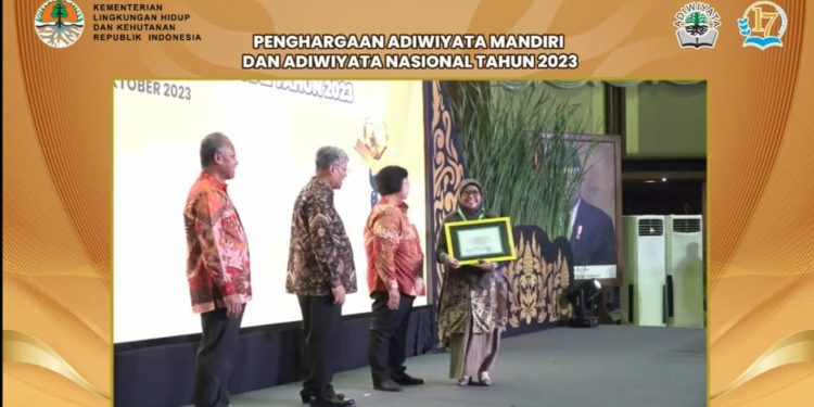 CAKAP TERAPKAN PERILAKU RAMAH LINGKUNGAN HIDUP, SDIT QURRATA AYUN RAIH ADIWIYATA NASIONAL 2023