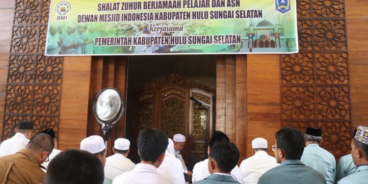 PJ BUPATI HSS SHOLAT DZUHUR BERJAMAAH BERSAMA PARA PELAJAR