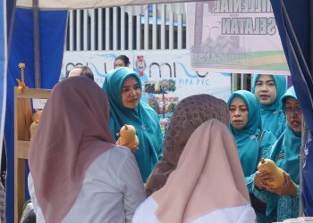 DUKUNG PENGENDALIAN INFLASI, PJ. KETUA TP. PKK KAB. HSS PANTAU PELAKSANAAN BAZAR PANGAN MURAH