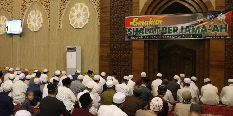 SHALAT BERJAMAAH, TAUSIAH DAN DOA BERSAMA UNTUK PALESTINA