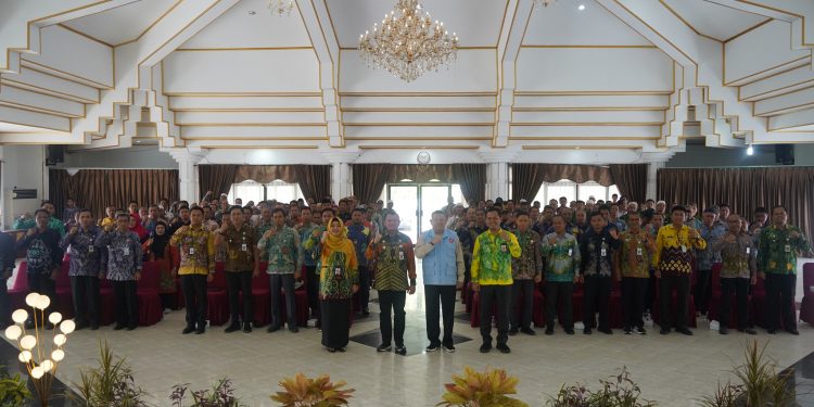 SOSIALISASI PENCEGAHAN KORUPSI DAN PENYAMPAIAN LHKPN, PJ BUPATI HIMBAU PARA KEPALA DESA AGAR MELAPOR TEPAT WAKTU