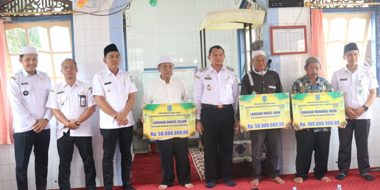 TINGKATKAN KENYAMANAN BERIBADAH, PJ. BUPATI HSS SERAHKAN DANA HIBAH UNTUK MUSHOLLA/LANGGAR