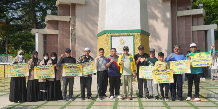 PJ BUPATI HSS SERAHKAN PENGHARGAAN ATAS PRESTASI PADA MTQ NASIONAL KE-34 TINGKAT PROVINSI KALSEL